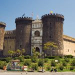 Un evento che si svolgerà in una delle location simbolo di Napoli, ossia il Maschio Angioino, storico castello medievale e rinascimentale, riconosciuto come fulcro della città. I lavori di edificazione del Maschio Angioino ebbero inizio nel 1279, durante il regno di Carlo I d’Angiò, secondo il progetto dell’architetto francese Pierre de Chaule.