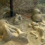 L’anniversario dell’eruzione del Vesuvio che rase al suolo Pompei viene ricordato oggi sui social del Parco archeologico, grazie ad una sequenza d’immagini fortemente evocative e il racconto di Plinio il Giovane: proprio l’analisi filologica della sua lettera a Tacito ha permesso di fissare convenzionalmente il 24 agosto come data del tragico evento che portò alla devastazione di tutta l’area intorno al vulcano.