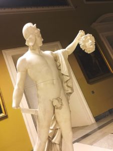 Canova sceglie di rappresentare il Perseo nudo ricordando la tipica nudità degli eroi greci, cercando di richiamarsi alla grandezza di queste figure che hanno scritto la storia della scultura e che ha influenzato pesantemente l’arte romana nel corso dei secoli.