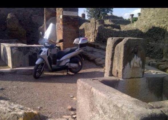 turista scooter pompei