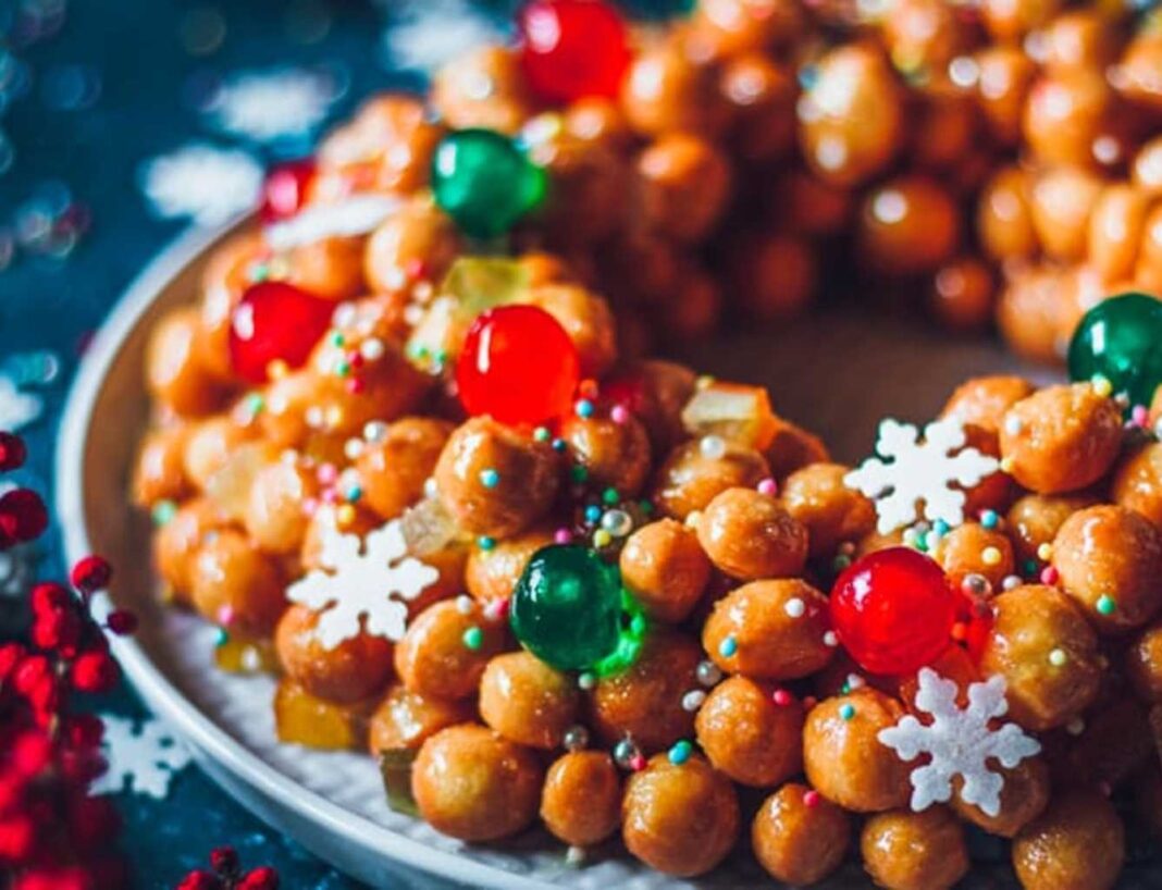 Immancabili sulle tavole delle feste del Sud Italia sono gli struffoli. Storia, origine e tradizione di un piatto antichissimo.