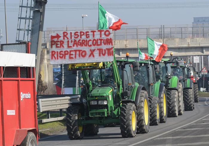 Prosegue la marcia degli agricoltori contro le politiche europee