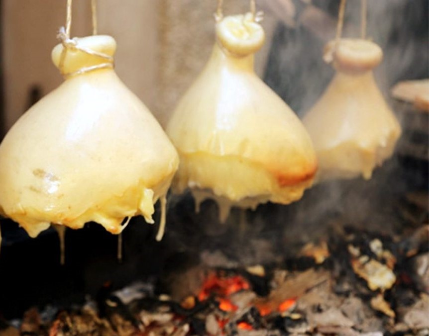 Il caciocavallo impiccato è un piatto tipico dello street food avellinese. Storia e tradizione del cacio 