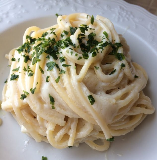 La ricetta originale dei tagliolini al limone tipici della Costiera Amalfitana.